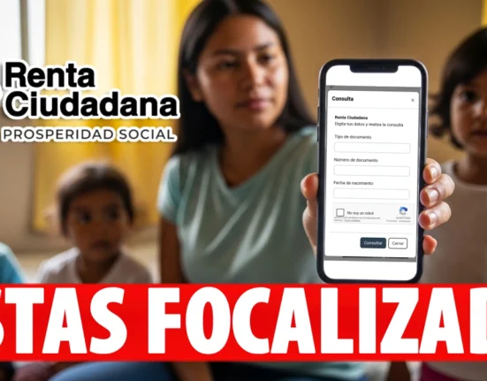 Madre colombiana con dos hijos pequeños consultando un celular durante el corte semestral de beneficiarios en una vivienda de estrato bajo–medio.